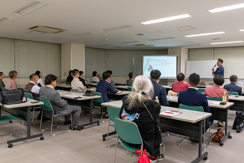 報告に聞き入る参加者